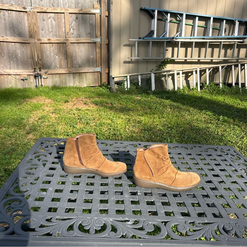 Munro Scout Tobacco Suede Ruched Water Resistant Comfort Bootie size 5.5‎
